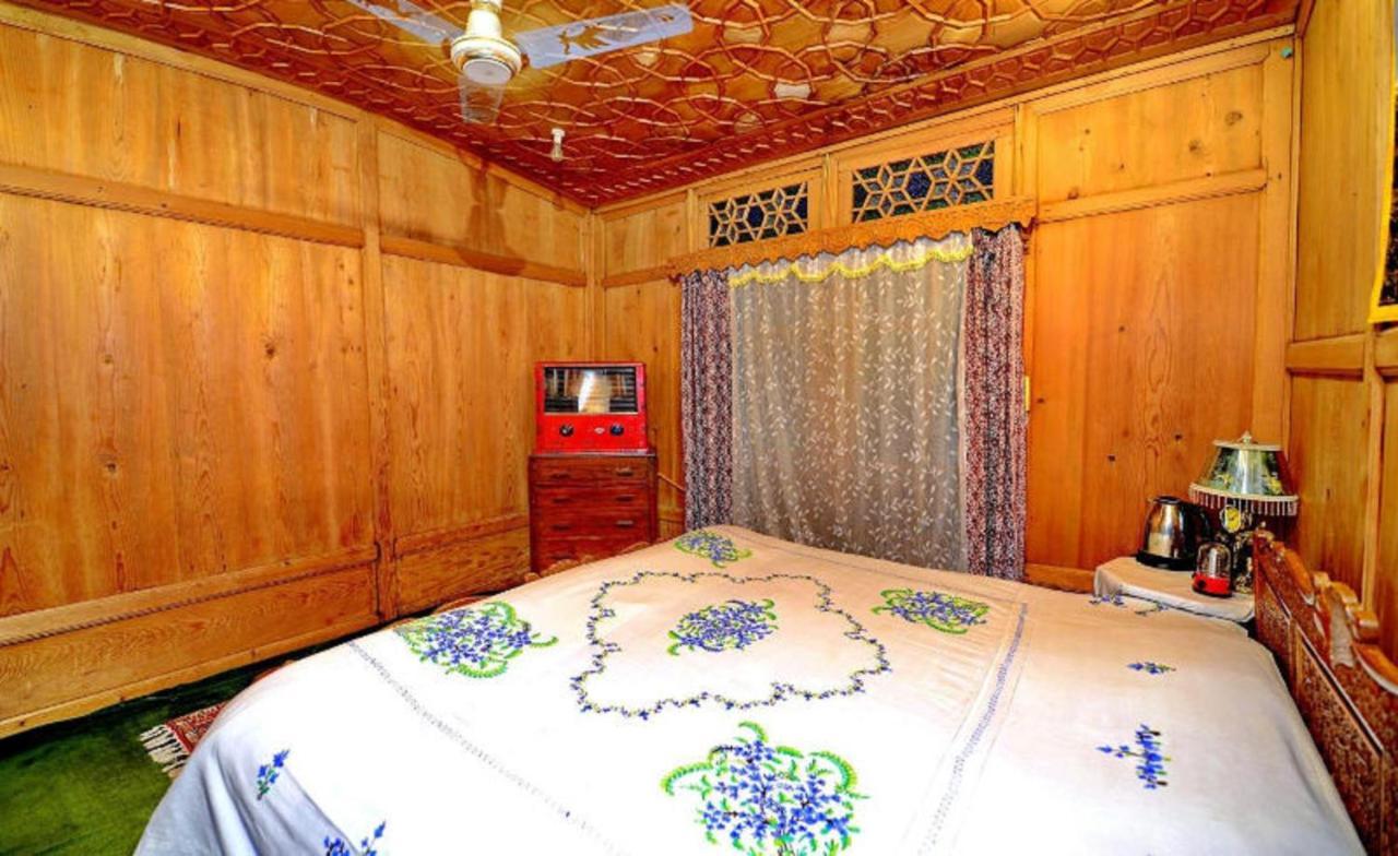 Srīnagar Umbrella Group Of House Boat酒店 外观 照片